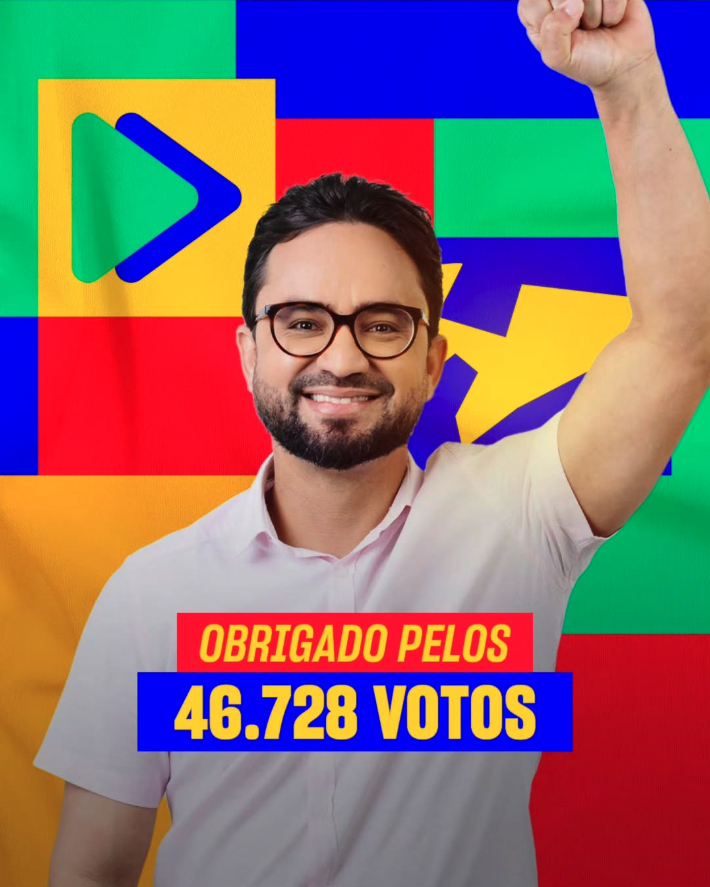 Tibério Limeira sorrindo com o punho erguido, comemorando a vitória